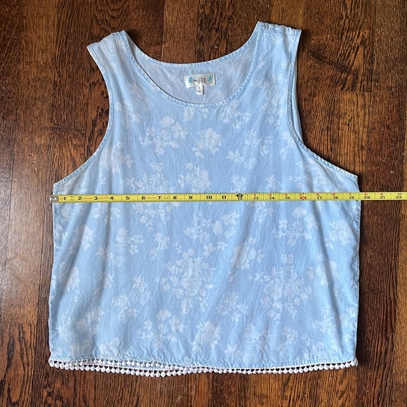 Blue and white floral tank - Picture 3 of 3